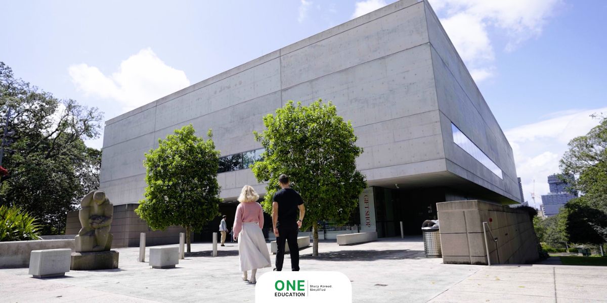 เยี่ยมชม Chau Chak Wing Museum